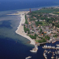 Bild vergrern: Eine Luftaufnahme vom Laboer Strand mit Ehrenmal