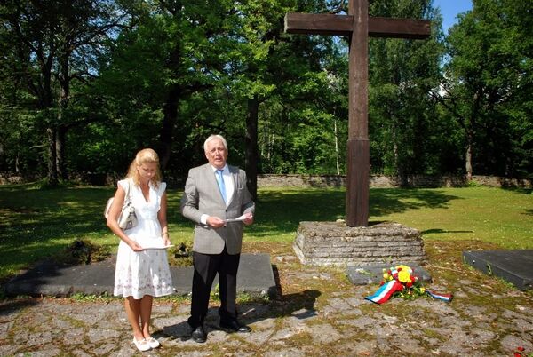 Bild vergr&ouml;&szlig;ern: Gedenkstunde auf dem Solatenfriedhof Rakvere 2