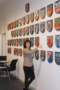 Bild vergrern: Landrtin Stephanie Ladwig vor der Wappenwand  im Plner Kreishaus
