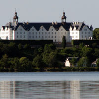 Bild vergrößern: Blick vom Plöner See auf das Schloss