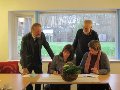 Bild vergrern: Unterzeichnung des Dienstleistungsvertrages mit BUND, NABU und der Gemeinde Schnberg