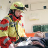 Bild vergrößern: Behandlung einer verletzten Person im Krankentransportwagen (KTW) durch den Arbeiter-Samariter-Bund (ASB) während einer Übung.