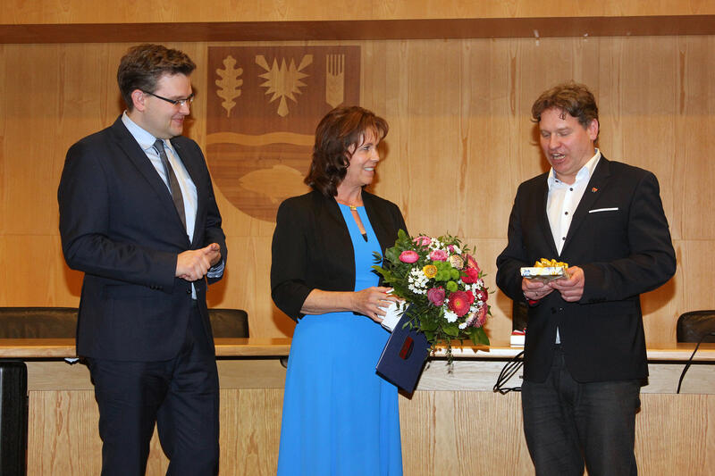 Bild vergrößern: Von links nach rechts sind auf dem Foto zu sehen:
der 1. stellvertretende Landrat André Jagusch (CDU), Landrätin Stephanie Ladwig und Kreispräsident Stefan Leyk
