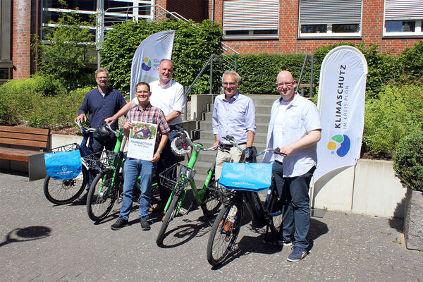 Bild vergr&ouml;&szlig;ern: Auf dem Foto sind mit Fahrrädern abgebildet: Matthias Berg, Klimaschutzagentur Kreis Plön; Lars Börje Vormstein, Klimaschutzmanager Gemeinde Schönberg; Björn Demmin, Landrat; Tim Brockmann, Stadt Preetz Bürgermeister; Julian Studts, Stadtplaner Stadtverwaltung Plön