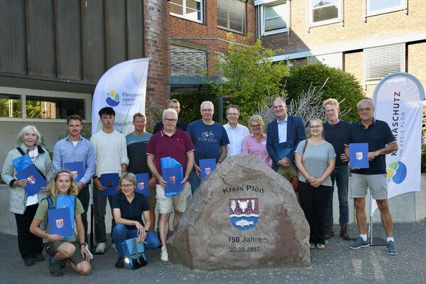 Bild vergr&ouml;&szlig;ern: Auf dem Foto sind die diesjährigen Preisträger des Stadtradeln-Wettbewerbes 2026 im Kreis Plön mit ihren Urkunden zu sehen.